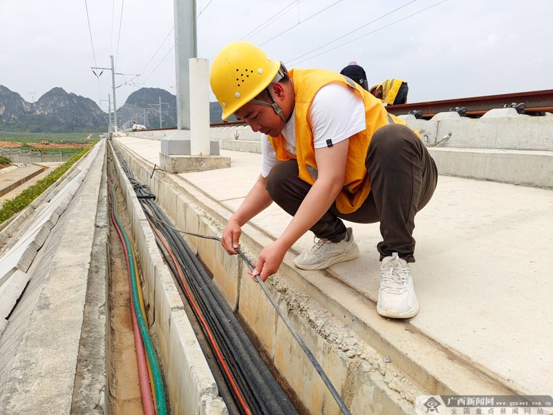 在当今科技日新月异的时代,企业与机构对信息化建设的需求日益增加。而如何高效、便捷地实现各子系统的整合便成为了一个重要问题。今天我们就来聊聊什么是“系统集成”以及它所带来的种种优势。